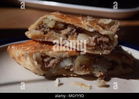 Cucinato al momento Cornish Pasty Foto Stock