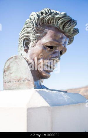 Sotto il sole della Griffith Park si trova un busto di James Dean, al di fuori dell'Osservatorio Griffith. Foto Stock