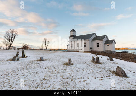 La chiesa parrocchiale di Gimsoya e il suo cimitero sulla costa nord di Lofoten. Nordland county, Norvegia Foto Stock