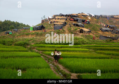 Un Rohingya Refugee Camp a Tambru terra di nessuno in Bangladesh-Myanmar frontiera presso Tambru, in Naikhyangchori upajila del distretto Banderban, Bangladesh. Foto Stock