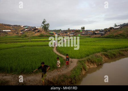 Un Rohingya Refugee Camp a Tambru terra di nessuno in Bangladesh-Myanmar frontiera presso Tambru, in Naikhyangchori upajila del distretto Banderban, Bangladesh. Foto Stock