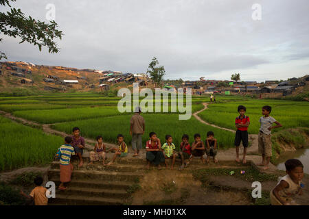 Un Rohingya Refugee Camp a Tambru terra di nessuno in Bangladesh-Myanmar frontiera presso Tambru, in Naikhyangchori upajila del distretto Banderban, Bangladesh. Foto Stock