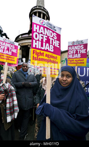 Supporto di protesta Hijab indossando ad alzarsi in piedi contro il razzismo, la manifestazione internazionale di Londra per contrassegnare ONU contro il razzismo al giorno. Il 17 marzo 2018 Foto Stock