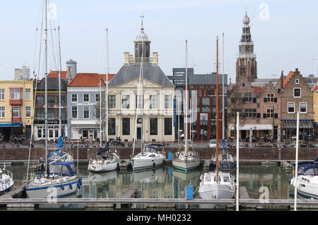 VLISSINGEN, Paesi Bassi, 14 aprile 2018: vista del Vissershaven (porto di pescatori), e quayside negozi e caffetterie di Vlissingen. Questa città costiera ho Foto Stock
