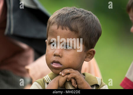 Un bambino Rohingya a Tambru terra di nessuno in Bangladesh-Myanmar frontiera presso Tambru, in Naikhyangchori upajila del distretto Banderban, Bangladesh. Foto Stock