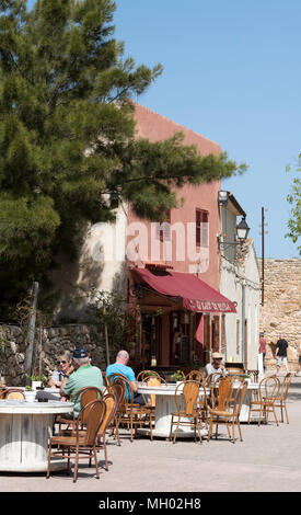 Alcudia Maiorca, isole Baleari, Spagna. 2018. Ristorante all'interno della cinta muraria medievale nella zona di Alcudia old town Foto Stock