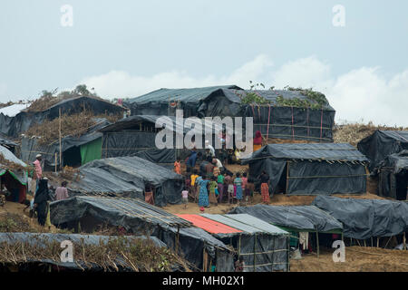 I rifugiati Rohingya a Tambru terra di nessuno in Bangladesh-Myanmar frontiera presso Tambru, in Naikhyangchori upajila del distretto Banderban, Bangladesh. Foto Stock