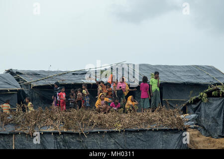 I rifugiati Rohingya a Tambru terra di nessuno in Bangladesh-Myanmar frontiera presso Tambru, in Naikhyangchori upajila del distretto Banderban, Bangladesh. Foto Stock