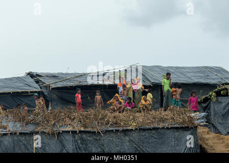 I rifugiati Rohingya a Tambru terra di nessuno in Bangladesh-Myanmar frontiera presso Tambru, in Naikhyangchori upajila del distretto Banderban, Bangladesh. Foto Stock