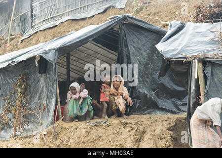 I rifugiati Rohingya a Tambru terra di nessuno in Bangladesh-Myanmar frontiera presso Tambru, in Naikhyangchori upajila del distretto Banderban, Bangladesh. Foto Stock