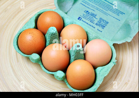 Uovo organico con la codifica europea - Mercato francese - Francia Foto Stock