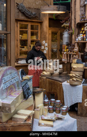 Una elevata qualità o di classe superiore europeo di delicatessen stallo per formaggi a London Borough Market. Formaggi e casa colonica rustica alimenti prodotti in vendita Foto Stock