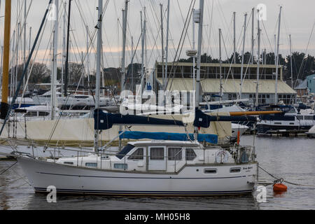 Un grande motore yacht ormeggiato su un pontone a berthons marina sul fiume a Lymington in new forest Hampshire. Imbarcazioni a motore e ormeggi lymington. Foto Stock