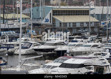 Ormeggio marina e i servizi marittimi a Lymington in Hampshire per la nautica da diporto e imbarcazioni ormeggi e posti barca sul Solent e nel fiume.pontili........ Foto Stock