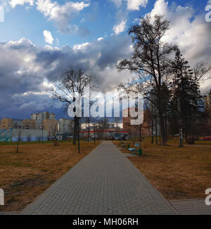 Mosca, Russia - aprile 27. 2018. Boulevard 20 nella zona di Zelenograd distretto amministrativo Foto Stock