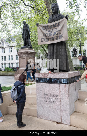 Prima,statua,d,a,donna,a,questo,famoso,square,coraggio chiamate al coraggio dappertutto, bronzo,statua,a,Il Parlamento,Square,rivolta,Case,d,il Parlamento, REGNO UNITO Foto Stock