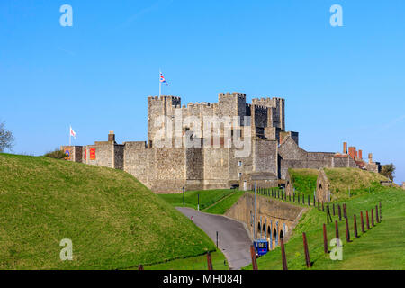 Il castello di Dover, Inghilterra. Bastione interno di mura e di torri con la grande torre, mantenere, visto da pareti esterne e il XIX secolo magazine edifici. Foto Stock