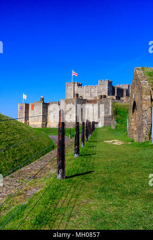 Il castello di Dover, Inghilterra. Bastione interno di mura e di torri con la grande torre, mantenere, visto da pareti esterne e il XIX secolo magazine edifici. Foto Stock