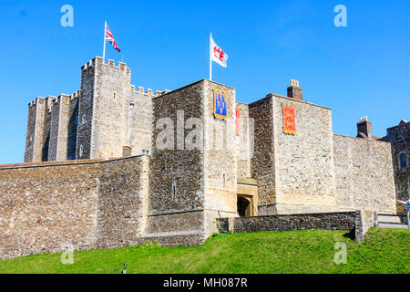 Inghilterra, il castello di Dover. Palace Gate con bastione interno pareti, costruito da Enrico II e la grande torre. Union Jack e Patrimonio inglese battenti bandiera. Foto Stock