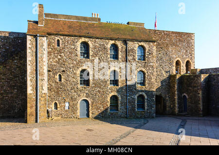 Il castello di Dover, Inghilterra. Palace Gate vista dall'interno della Bailey, con le caserme costruite nella parete. Foto Stock