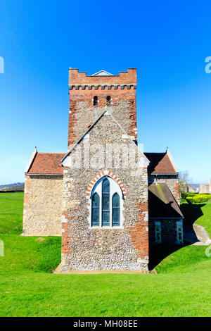 Il castello di Dover, Inghilterra. Edificio Late-Saxon, Chiesa di Santa Maria in Castro, originale costruito 1000, edificio ristrutturato del XIX secolo. Sole brillante. Blue sky. Foto Stock