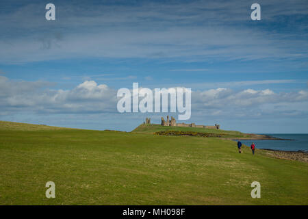 Il castello di Dunstanburgh, Northumberland, Regno Unito. Foto Stock