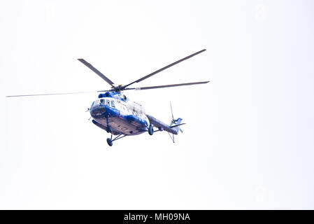 Novosibirsk, Russia - 27 Aprile 2018: Mil Mi-8T Hip RF polizia-28960 nel cielo vicino Tolmachevo Aeroporto Internazionale Foto Stock