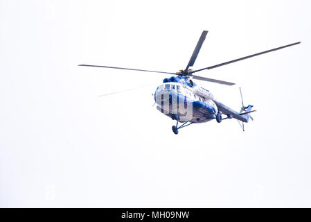 Novosibirsk, Russia - 27 Aprile 2018: Mil Mi-8T Hip RF polizia-28960 nel cielo vicino Tolmachevo Aeroporto Internazionale Foto Stock