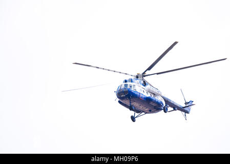 Novosibirsk, Russia - 27 Aprile 2018: Mil Mi-8T Hip RF polizia-28960 nel cielo vicino Tolmachevo Aeroporto Internazionale Foto Stock