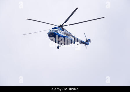 Novosibirsk, Russia - 27 Aprile 2018: Mil Mi-8T Hip RF polizia-28960 nel cielo vicino Tolmachevo Aeroporto Internazionale Foto Stock