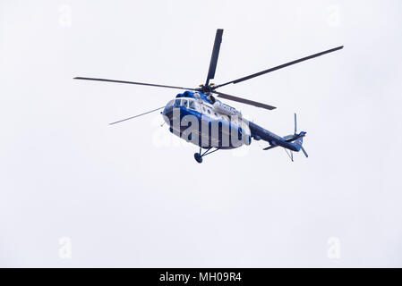 Novosibirsk, Russia - 27 Aprile 2018: Mil Mi-8T Hip RF polizia-28960 nel cielo vicino Tolmachevo Aeroporto Internazionale Foto Stock