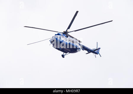 Novosibirsk, Russia - 27 Aprile 2018: Mil Mi-8T Hip RF polizia-28960 nel cielo vicino Tolmachevo Aeroporto Internazionale Foto Stock