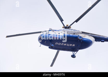 Novosibirsk, Russia - 27 Aprile 2018: Mil Mi-8T Hip RF polizia-28960 nel cielo vicino Tolmachevo Aeroporto Internazionale Foto Stock