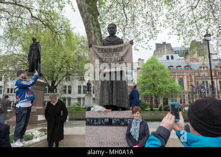 Prima,statua,d,a,donna,a,questo,famoso,square,coraggio chiamate al coraggio dappertutto, bronzo,statua,a,Il Parlamento,Square,rivolta,Case,d,il Parlamento, REGNO UNITO Foto Stock