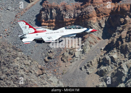 Twin sede US Air Force Lockheed Martin F-16D Fighting Falcon jet fighter dalla USAF "Thunderbirds' volando attraverso il Rainbow Canyon, California, USA. Foto Stock