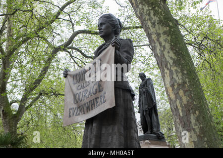 Prima,statua,d,a,donna,a,questo,famoso,square,coraggio chiamate al coraggio dappertutto, bronzo,statua,a,Il Parlamento,Square,rivolta,Case,d,il Parlamento, REGNO UNITO Foto Stock