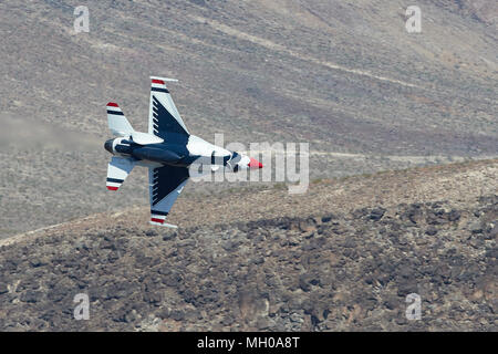 Close up US Air Force Lockheed Martin F-16D Fighting Falcon dalla USAF "Thunderbirds' battenti a basso livello attraverso il Rainbow Canyon, California, USA. Foto Stock