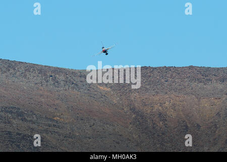 Testa su Immagine di un US Air Force Lockheed Martin F-16D Fighting Falcon dalla USAF "Thunderbirds' discendente nel Canyon Arcobaleno, California. Foto Stock