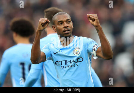 Manchester City's Fernandinho punteggio celebra il suo lato del quarto obiettivo di gioco durante il match di Premier League al London Stadium, Londra. Foto Stock