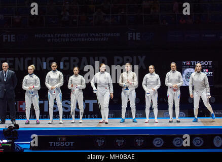 Mosca, Russia - 31 Maggio 2015: finalisti del Mondo di scherma Grand Prix Mosca Saber si erge sul piedistallo appena prima di scontri finali in Luzhniki palazzo dello sport Foto Stock