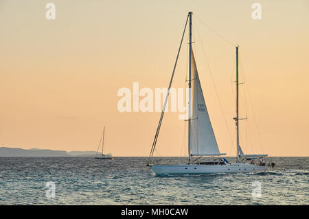 Barca a vela al tramonto e Arcipelago di Cabrera sullo sfondo da Capo Cap de Ses Salines a Maiorca (Isole Baleari, Mar Mediterraneo, Spagna) Foto Stock