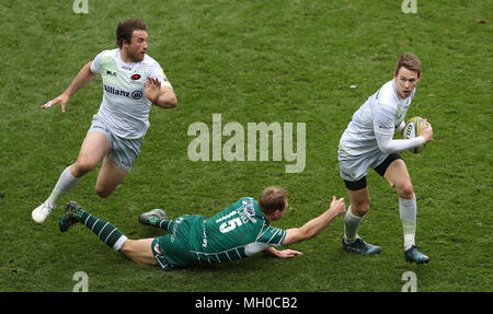 Saraceni' Liam Williams viene passato London Irish's Greig Tonks durante la Aviva Premiership corrispondere allo Stadio di Madejski, lettura. Foto Stock