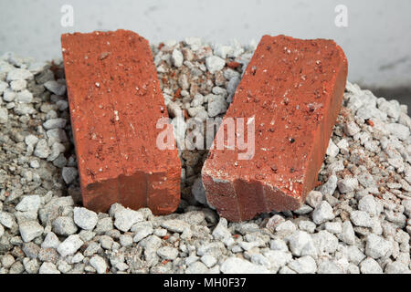 Materiale da costruzione quali sabbia e ghiaia, pala, benna hoe, cemento e mattoni. Foto Stock