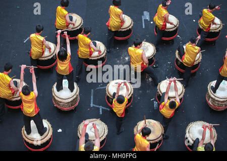 Gli adolescenti eseguendo il cinese la danza del leone di tamburo mostrano ritmica e danza al Viva home shopping mall di Kuala Lumpur in Malesia. Foto Stock