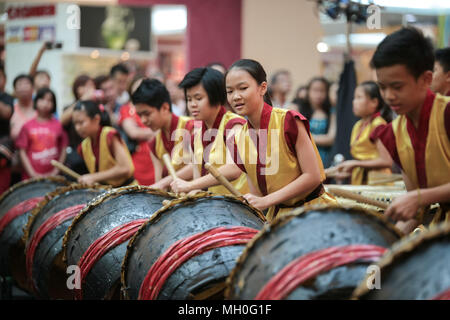 Gli adolescenti eseguendo il cinese la danza del leone di tamburo mostrano ritmica e danza al Viva home shopping mall di Kuala Lumpur in Malesia. Foto Stock