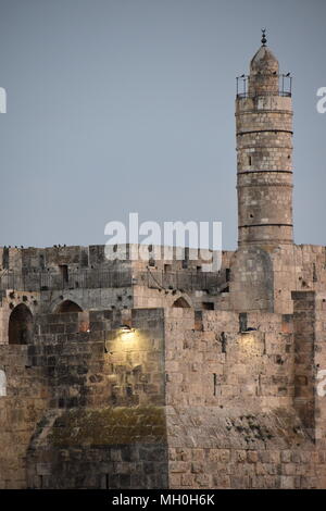 La città vecchia di Gerusalemme pareti al tramonto con il minareto Foto Stock