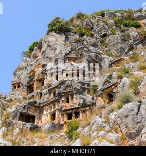 Antica rock cut tombe della necropoli Lycian, MYRA, Turchia Foto Stock