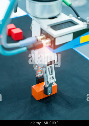 Il braccio robotico pick and place automation Foto Stock