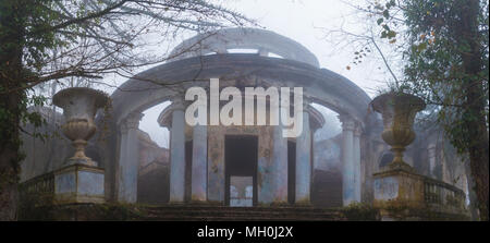 Edificio abbandonato della ex ristorante in cima al monte Akhun nella fitta nebbia, Sochi, Russia Foto Stock