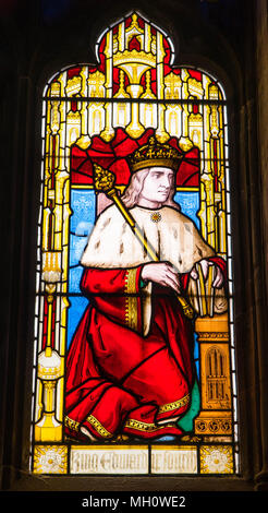 Vetrata raffigurante il re Edoardo il quarto con crow e lo scettro. San Lorenzo della chiesa di Ludlow Shropshire REGNO UNITO. Aprile 2018 Foto Stock